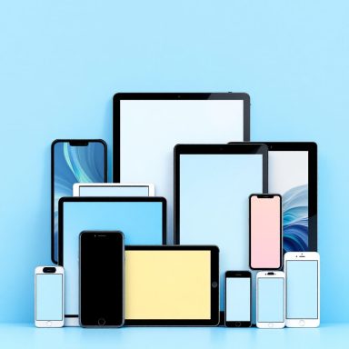 Smartphones und Tablets Eine Ansammlung von verschiedenen Smartphones und Tablets auf einem blauen Hintergrund.